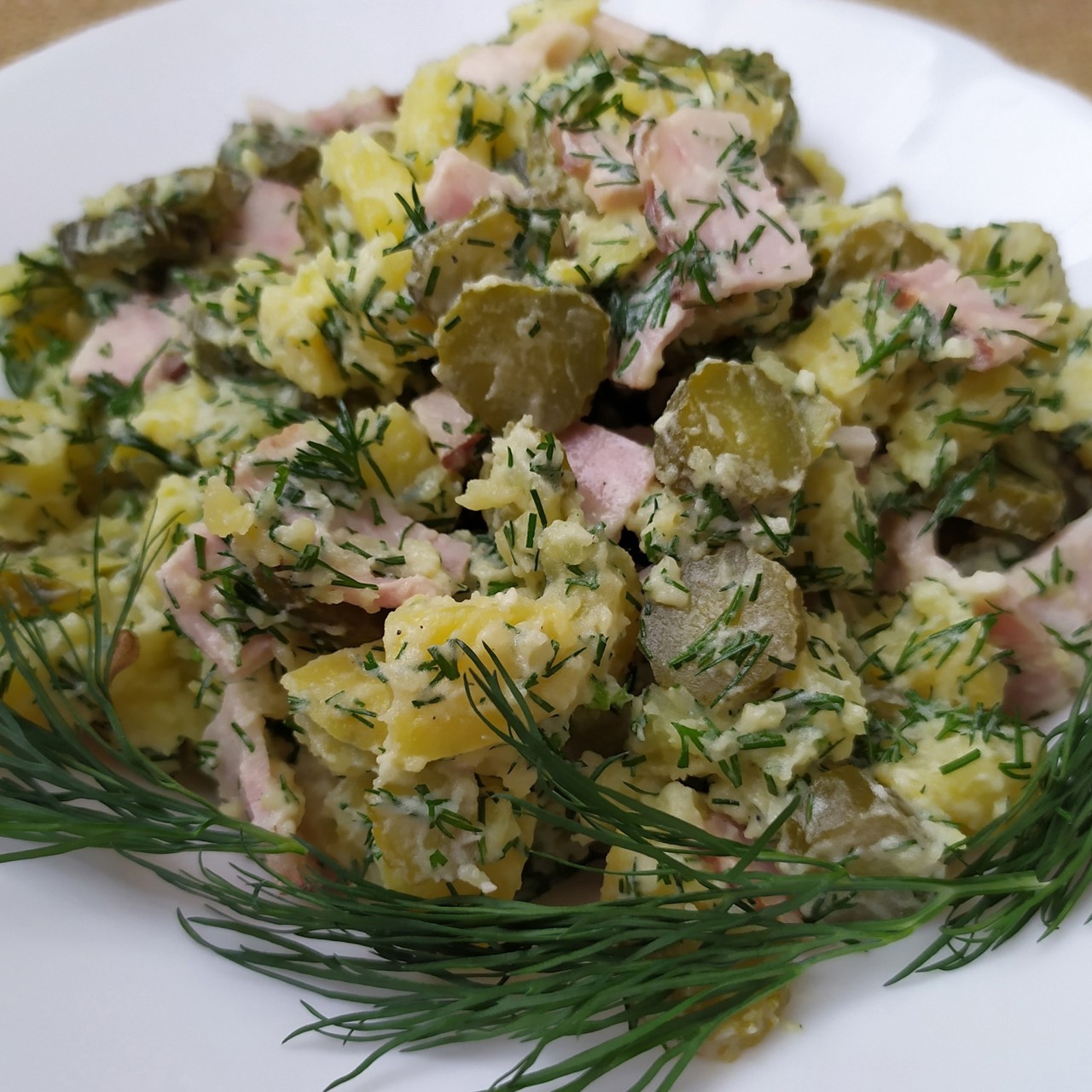 Сытный картофельный салат с грудинкой