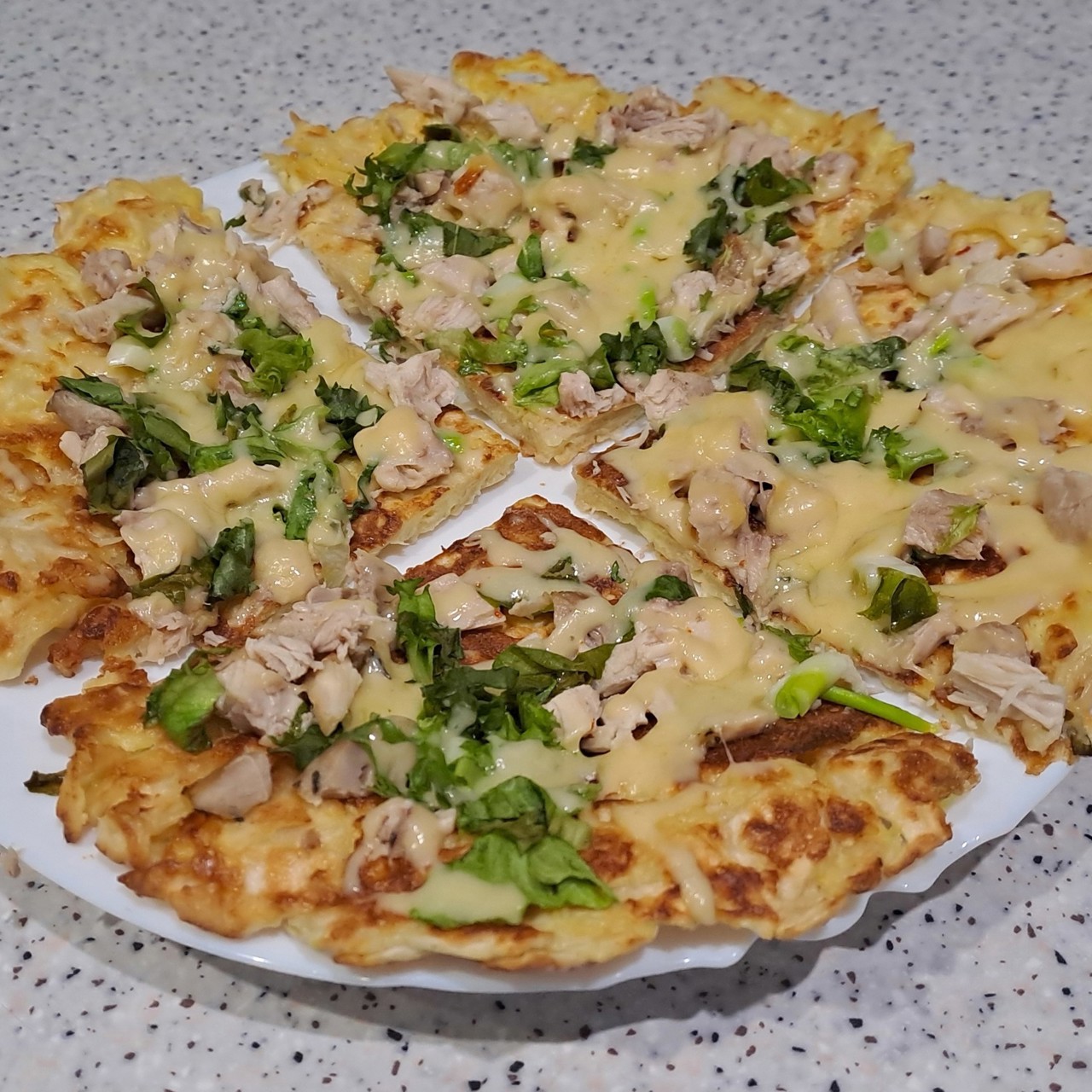 Сытный завтрак из лаваша с сыром, куриным мясом и зеленью