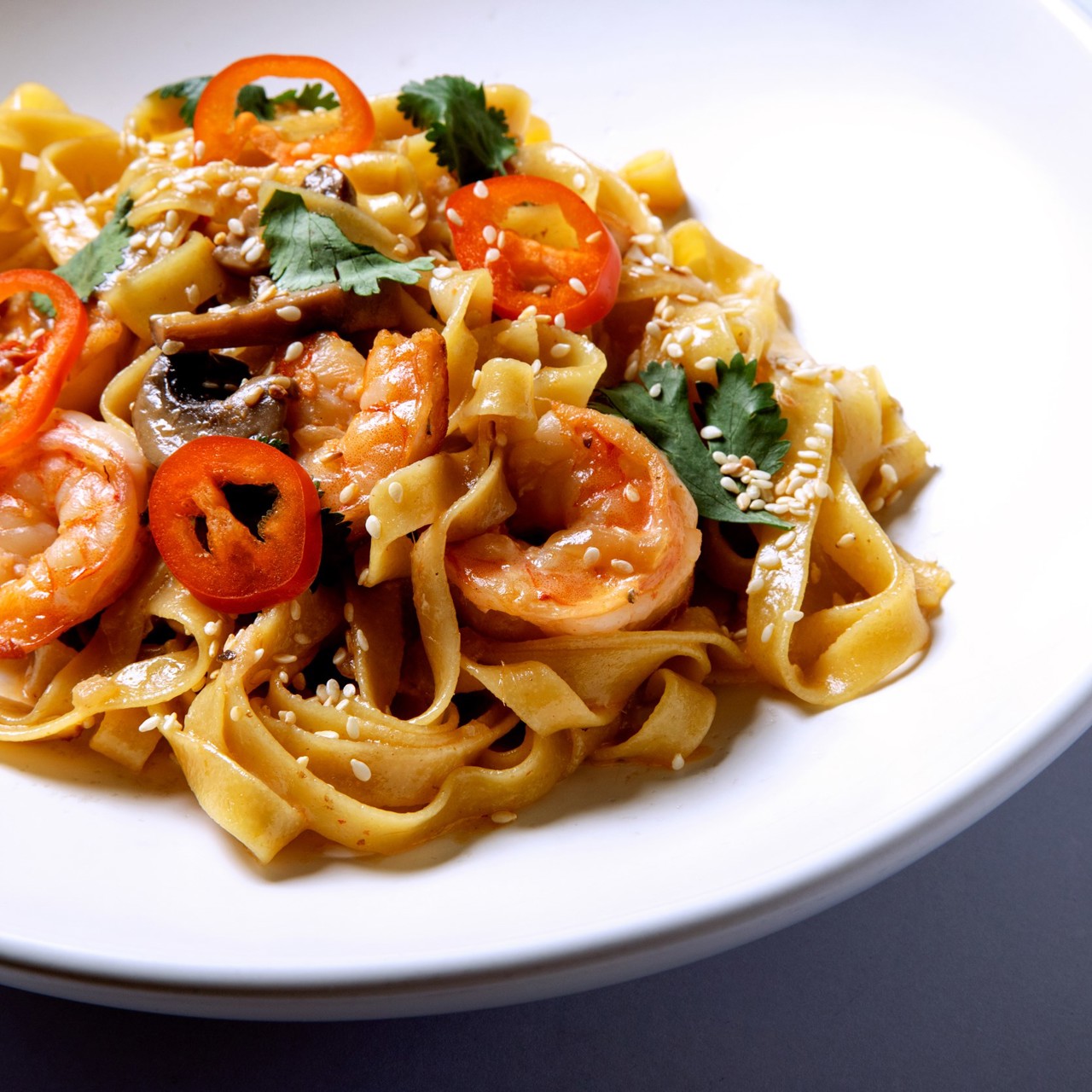 Тальятелле с креветками и соусом том-ям