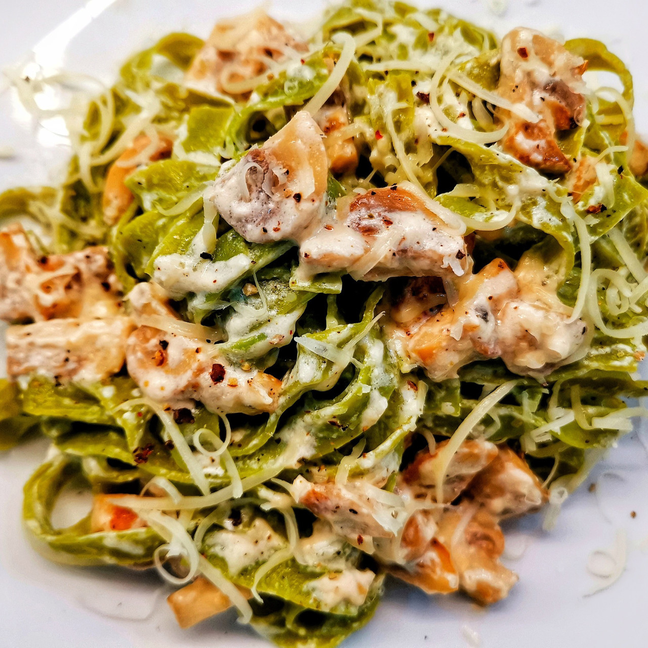 Тальятелле со шпинатом и шампиньонами