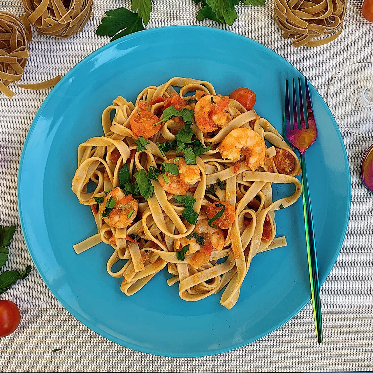 Тальятелле в томатном соусе с креветками