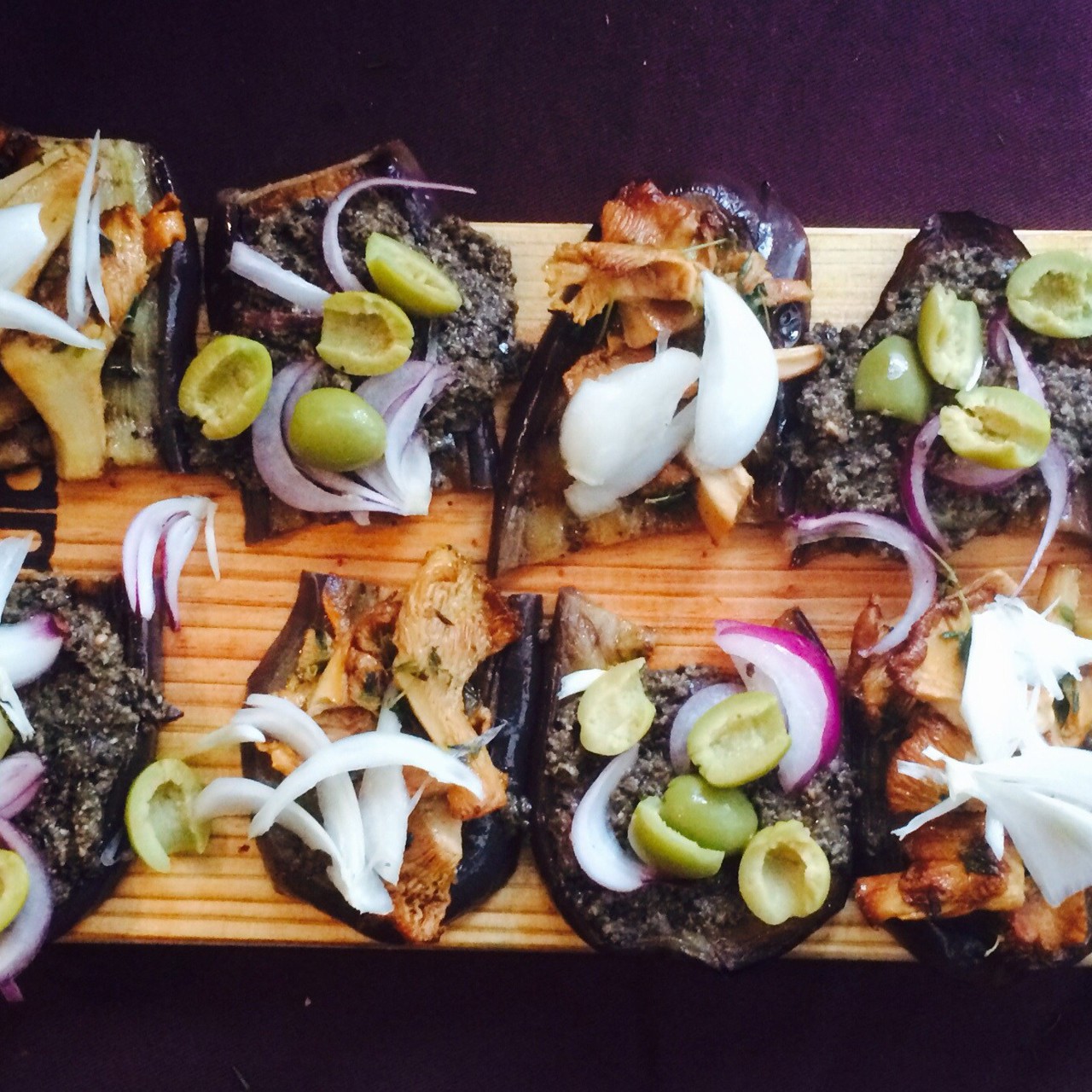 Тапас из баклажанов с лисичками и тапенадом