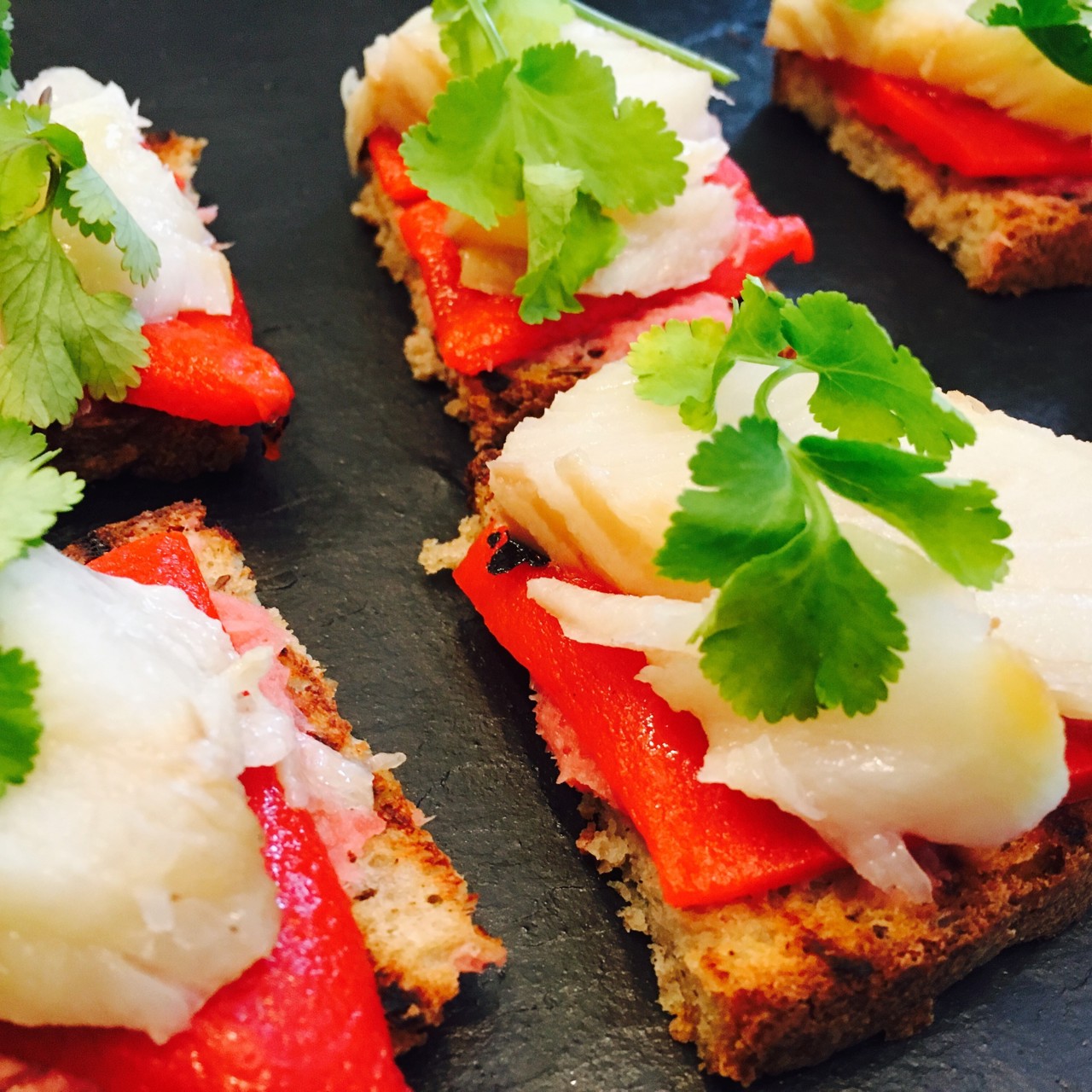 Тапас с копченным палтусом