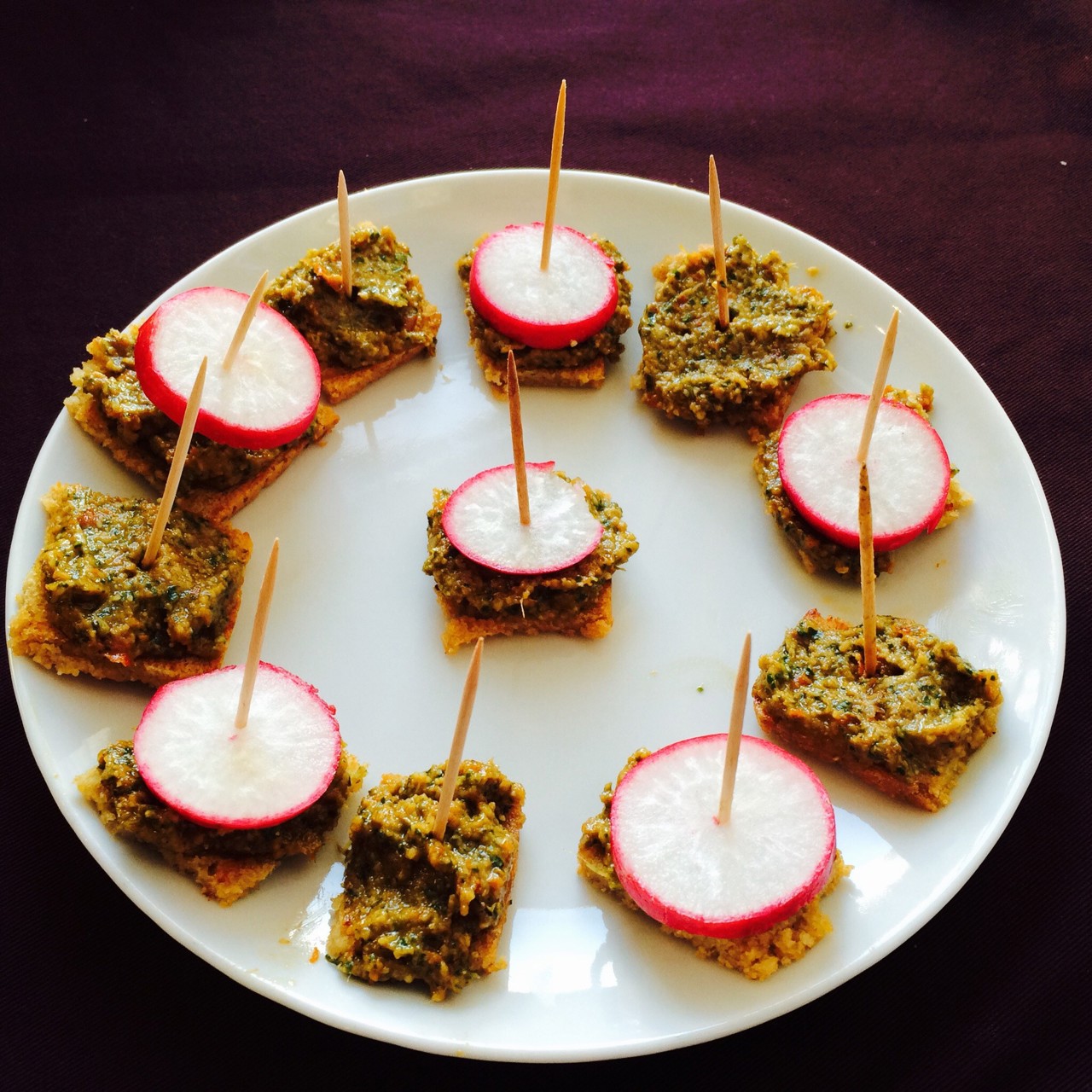 Тапас с песто из сушенных на солнце помидоров и анчоусов