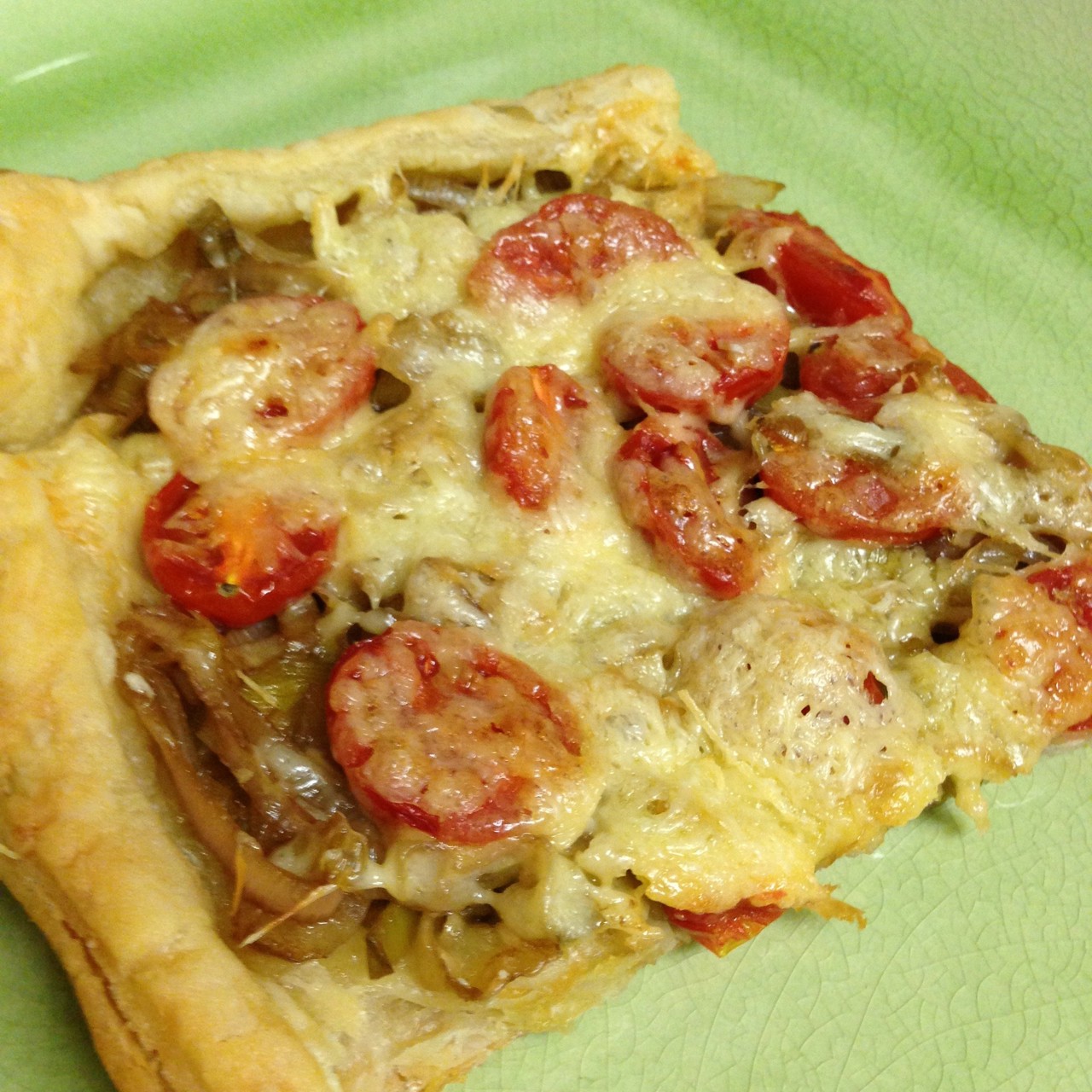 Тарт с луком порей и помидорами черри