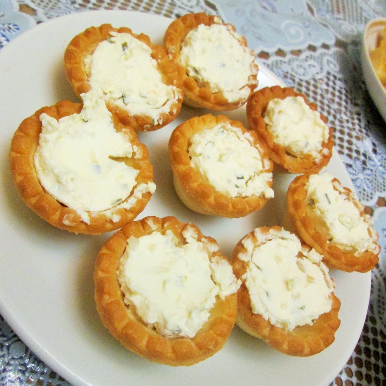 Тарталетки с ананасом и творожным кремом