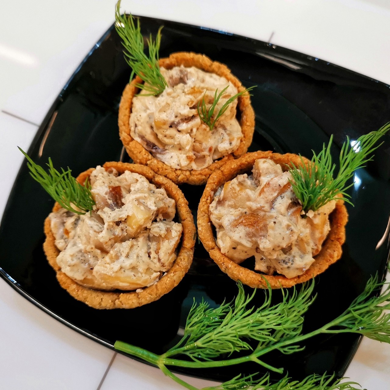 Тарталетки с грибами и сыром