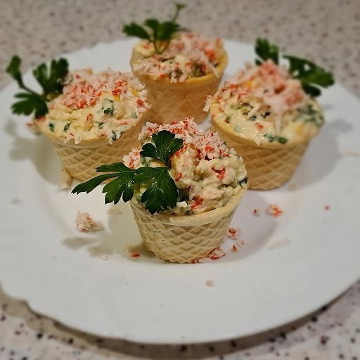 Тарталетки с плавленым сыром и крабовыми палочками