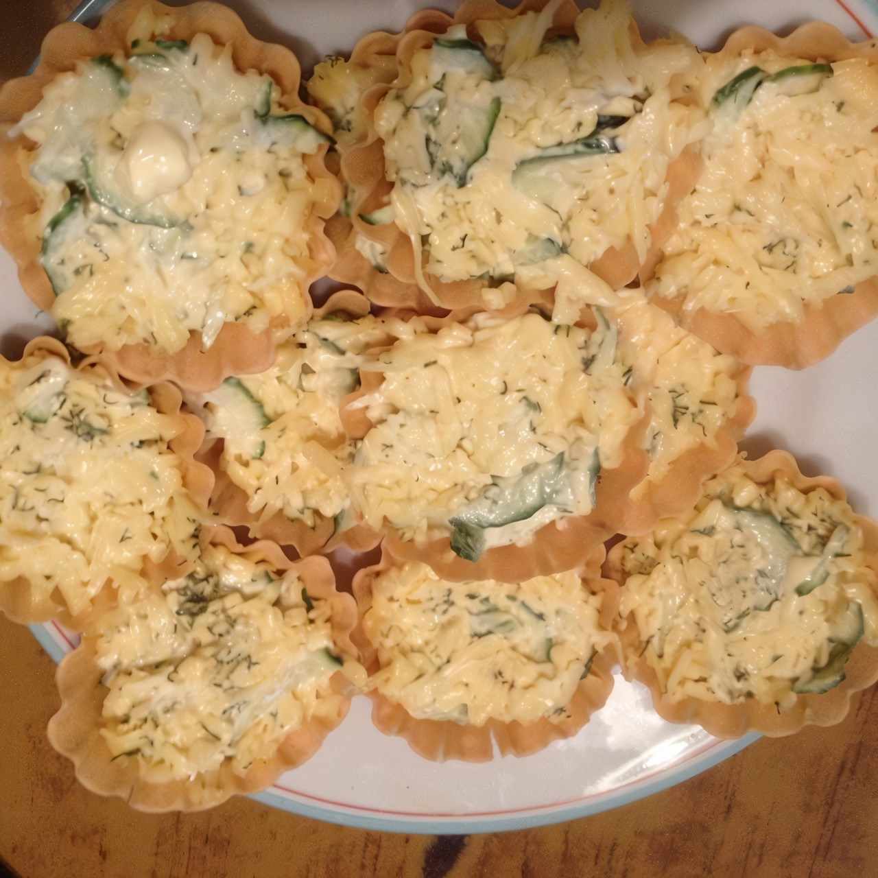 Тарталетки с сыром и чесноком