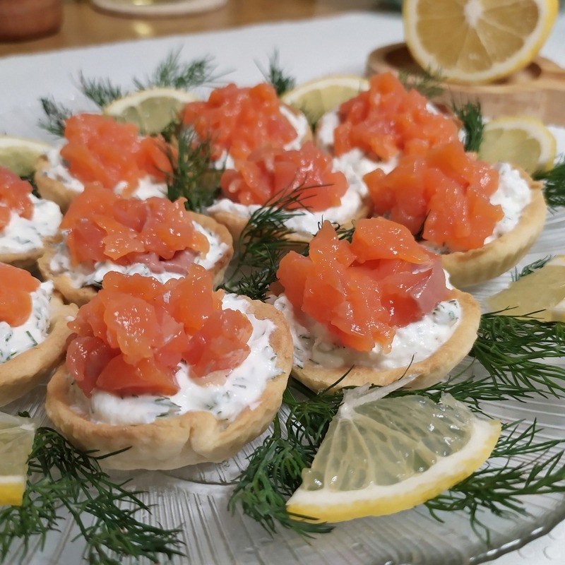 Тарталетки с сыром и красной рыбой