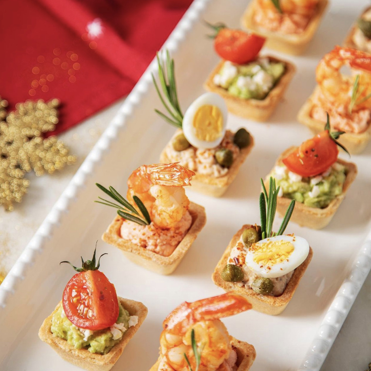 Тарталетки с тунцом, кремом из креветки и авокадо