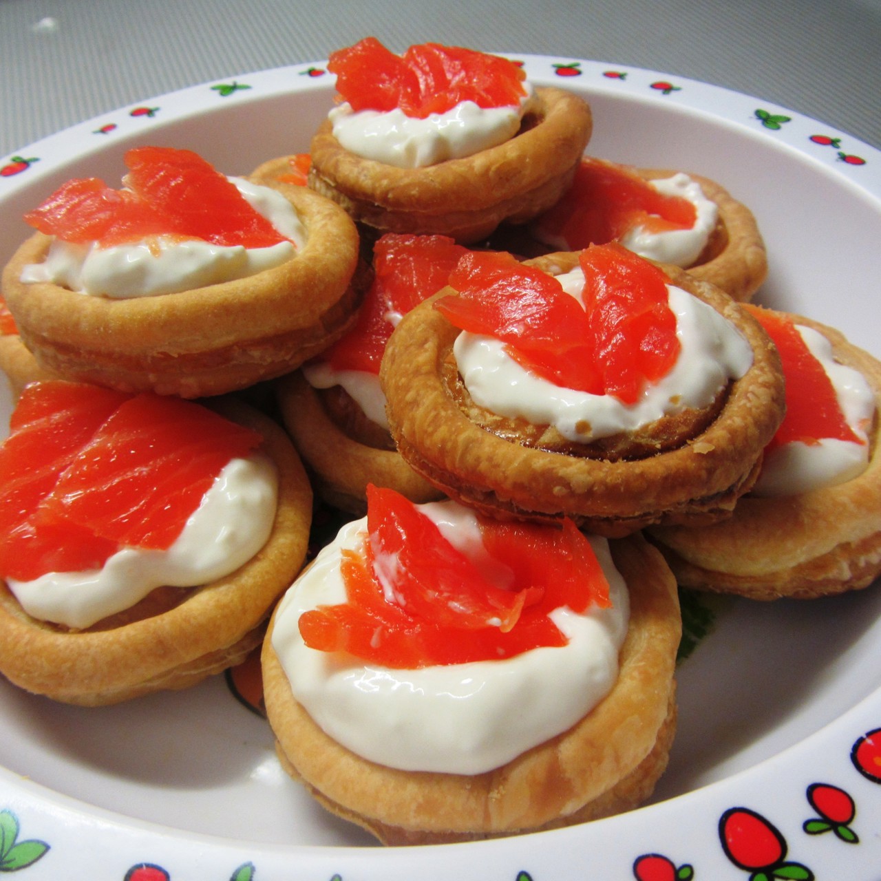 Тарталетки со сливочным сыром и слабосоленой рыбой