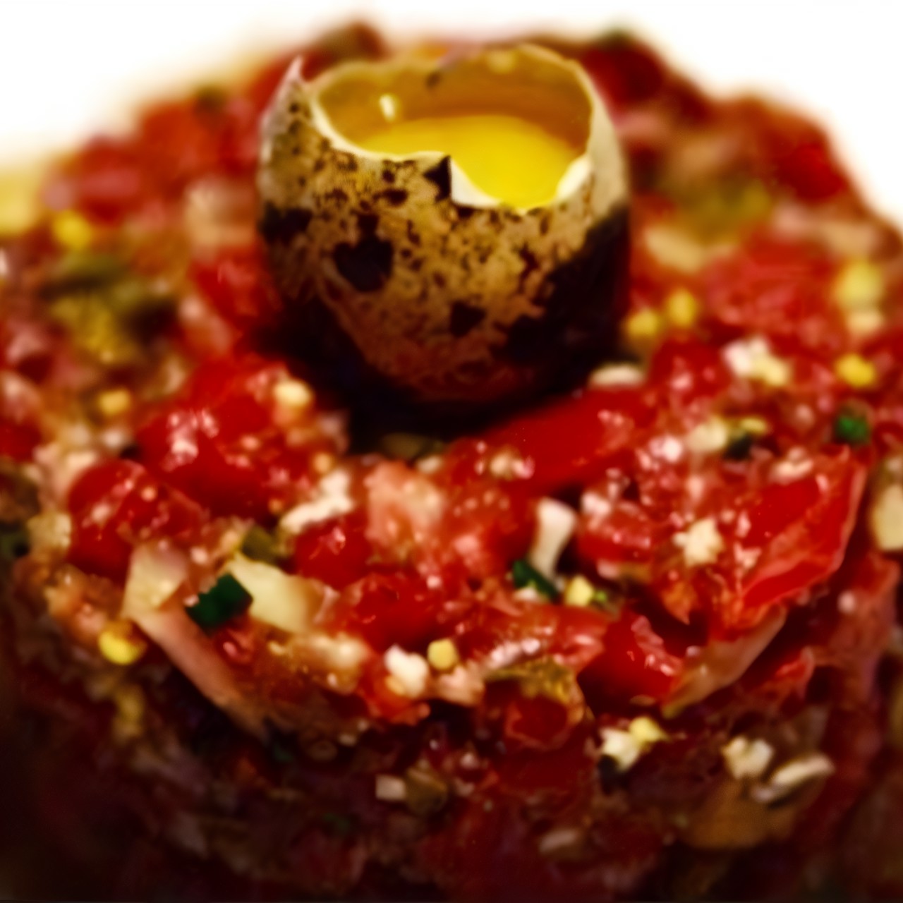 Тартар из говядины с анчоусами и корнишонами