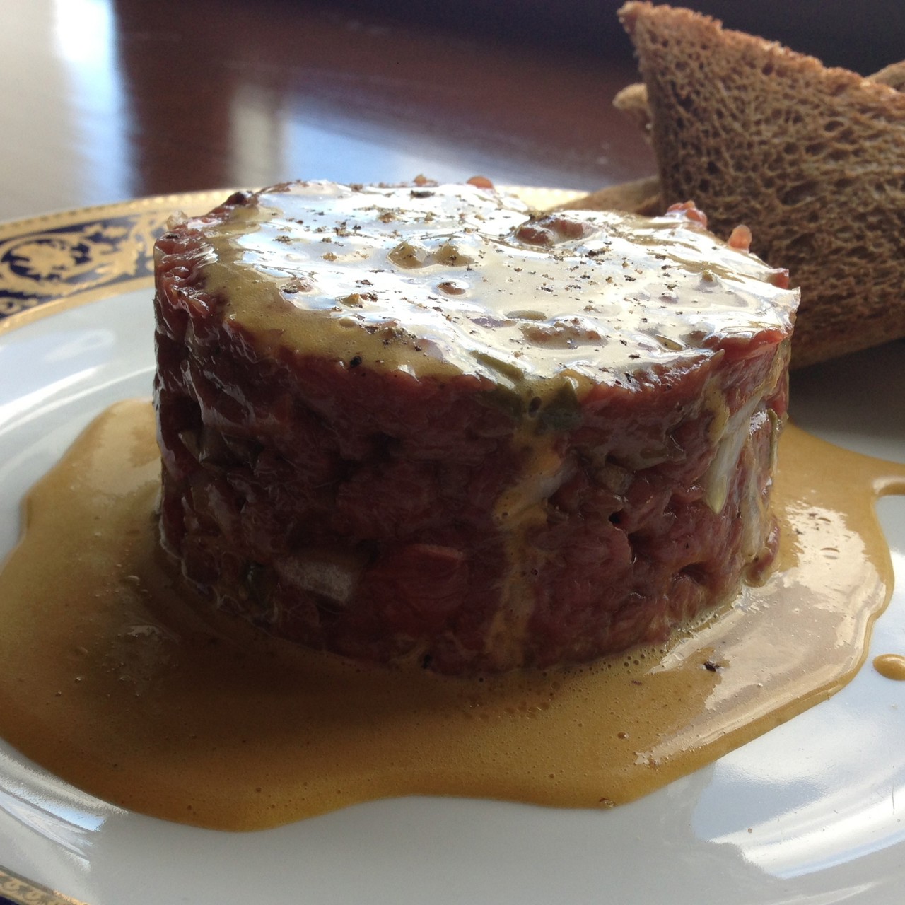 Тартар из говядины с заправкой винегрет из желтков