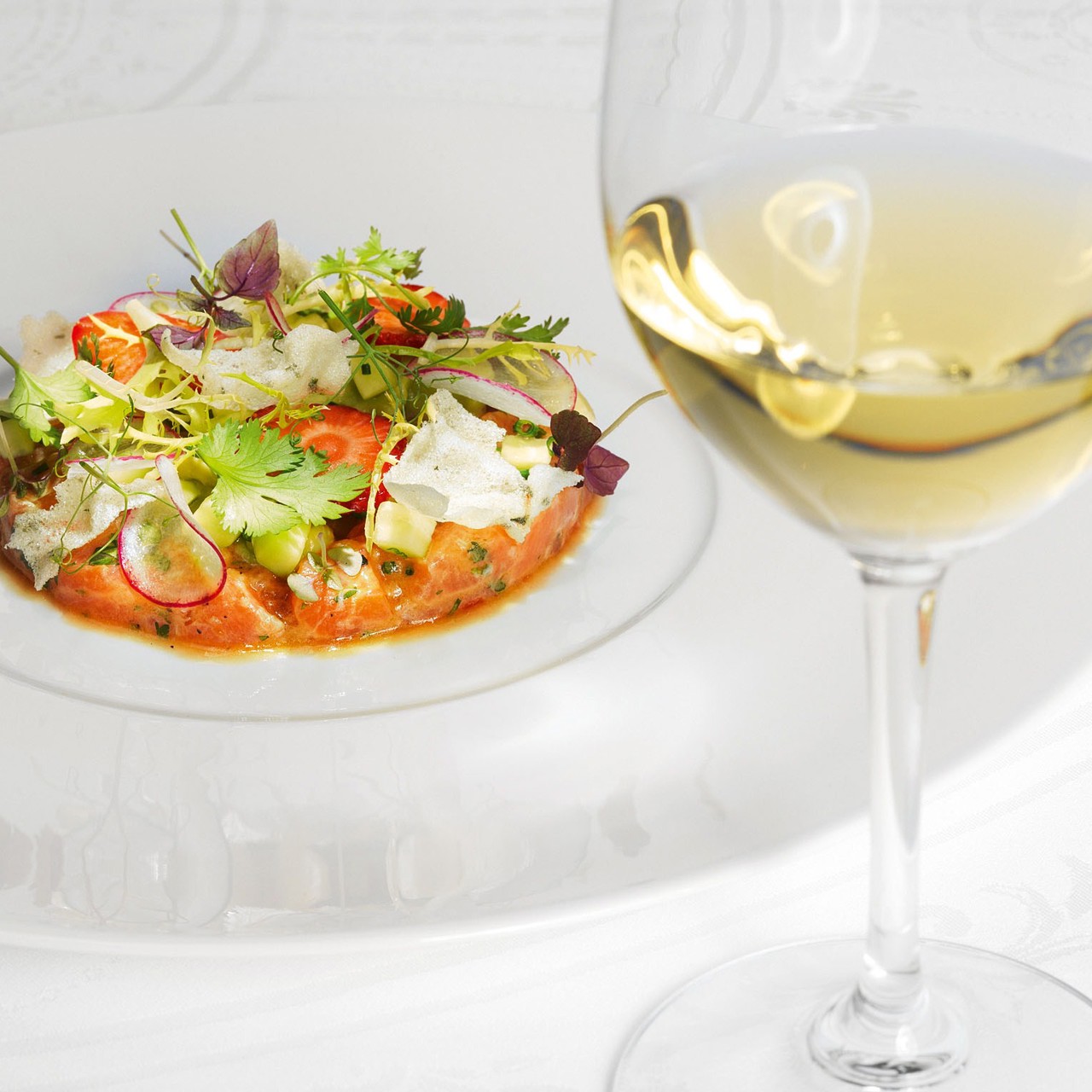 Тартар из лосося в пряном соусе с авокадо и кинзой