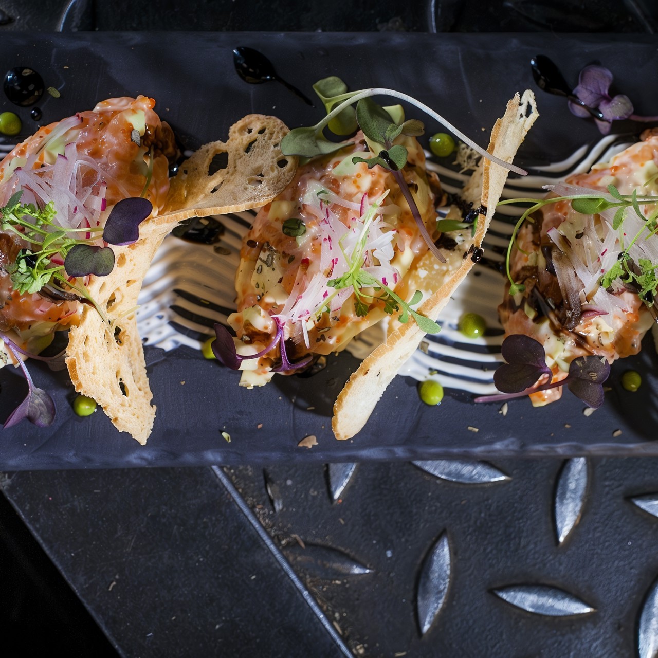 Тартар из лосося с авокадо и спайси соусом