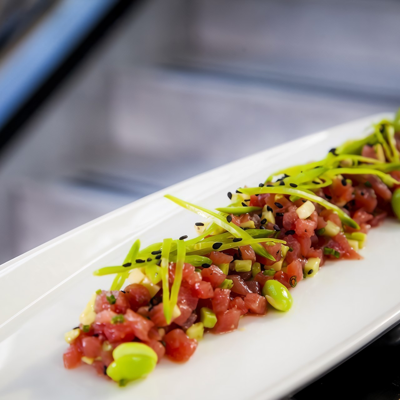 Тартар из лосося с малосольным огурцом