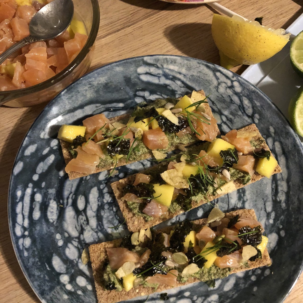 Тартар из лосося со снытью