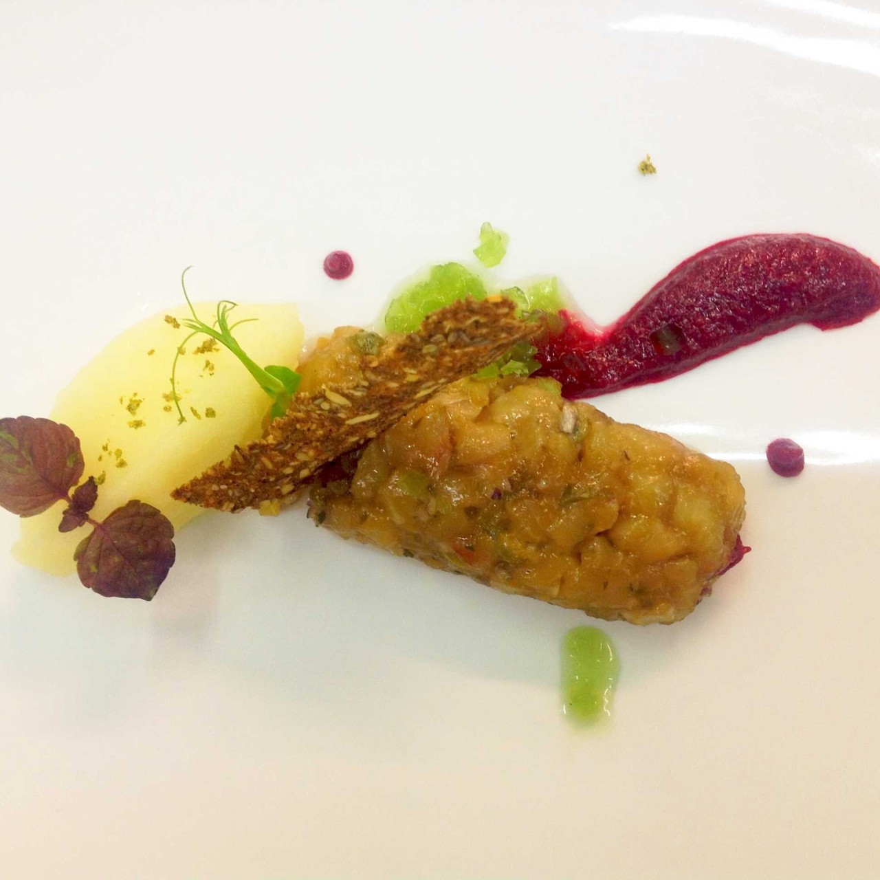 Тартар из муксуна со свекольным пюре и сорбетом из тайского лайма