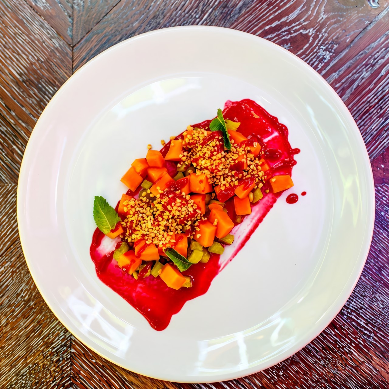 Тартар из папайи с воздушным рисом