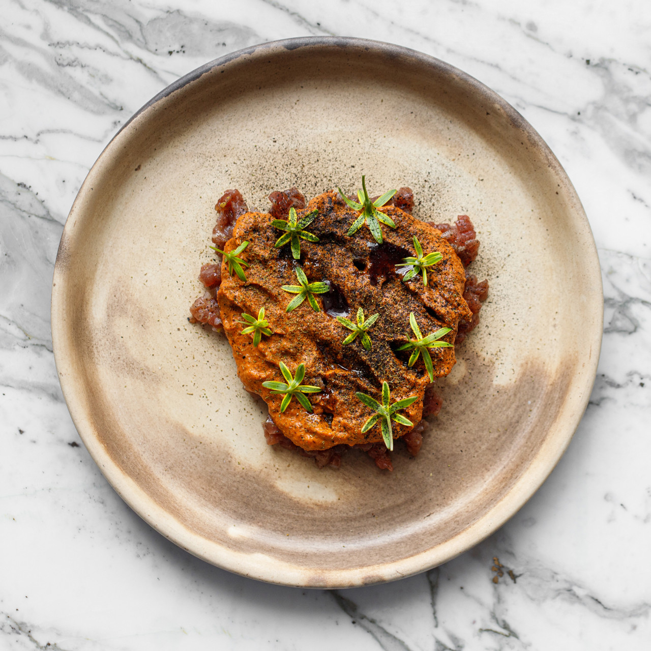 Тартар из ягненка с пастой из перца