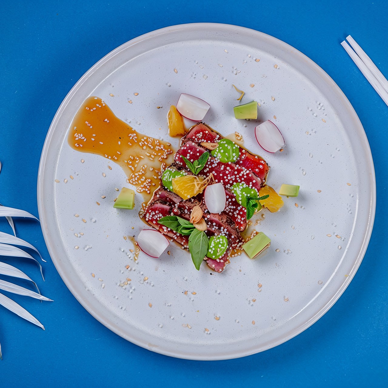 Татаки из тунца с хрустящим редисом, мятой и зеленым базиликом