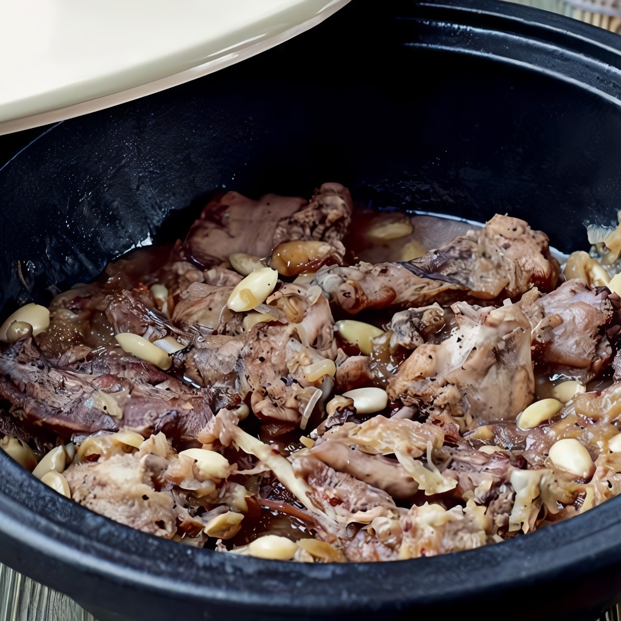 Тажин из цесарки с персиками, миндалем и розами