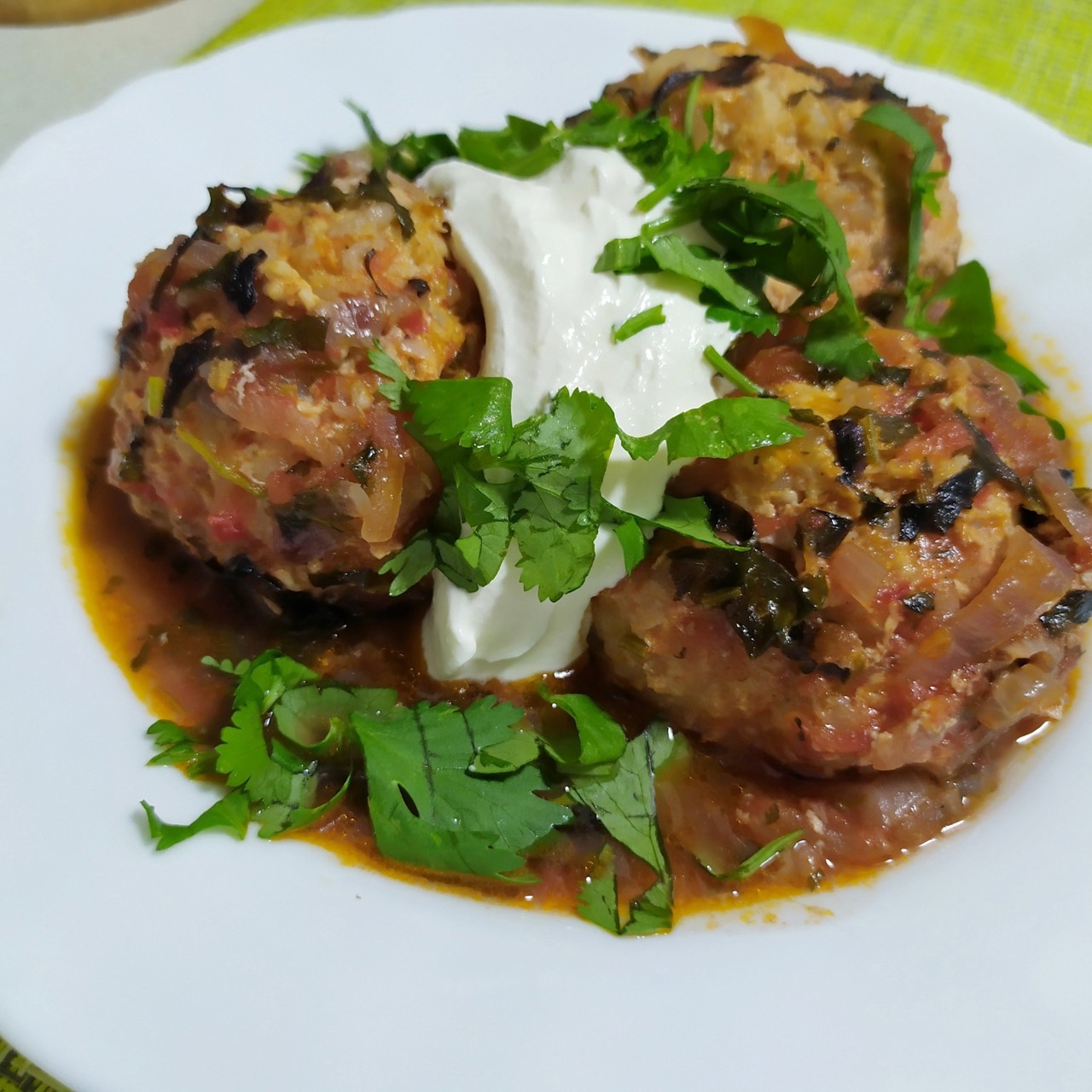 Тефтели в томатном соусе с пряными травами