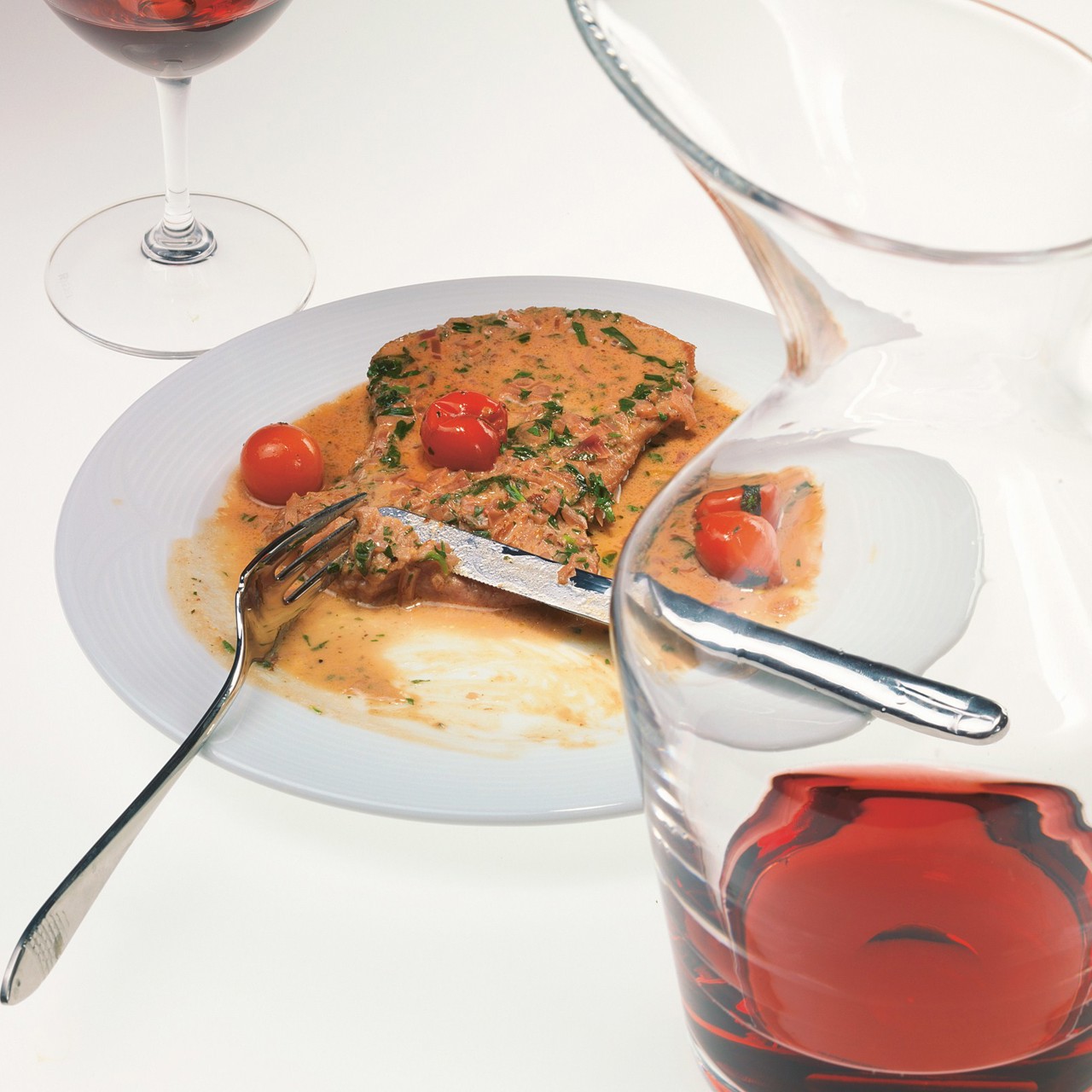 Телячьи отбивные с горчичным соусом и помидорами