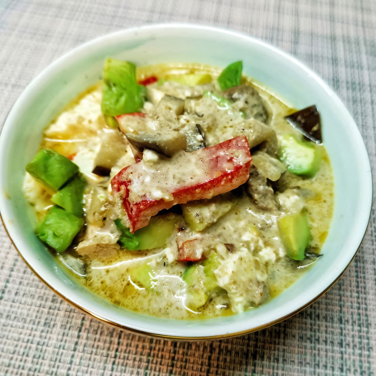 Телячья печень со сметаной и овощами