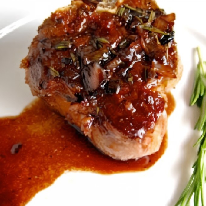 Телятина в маринаде из красного сухого вина, лука и чеснока