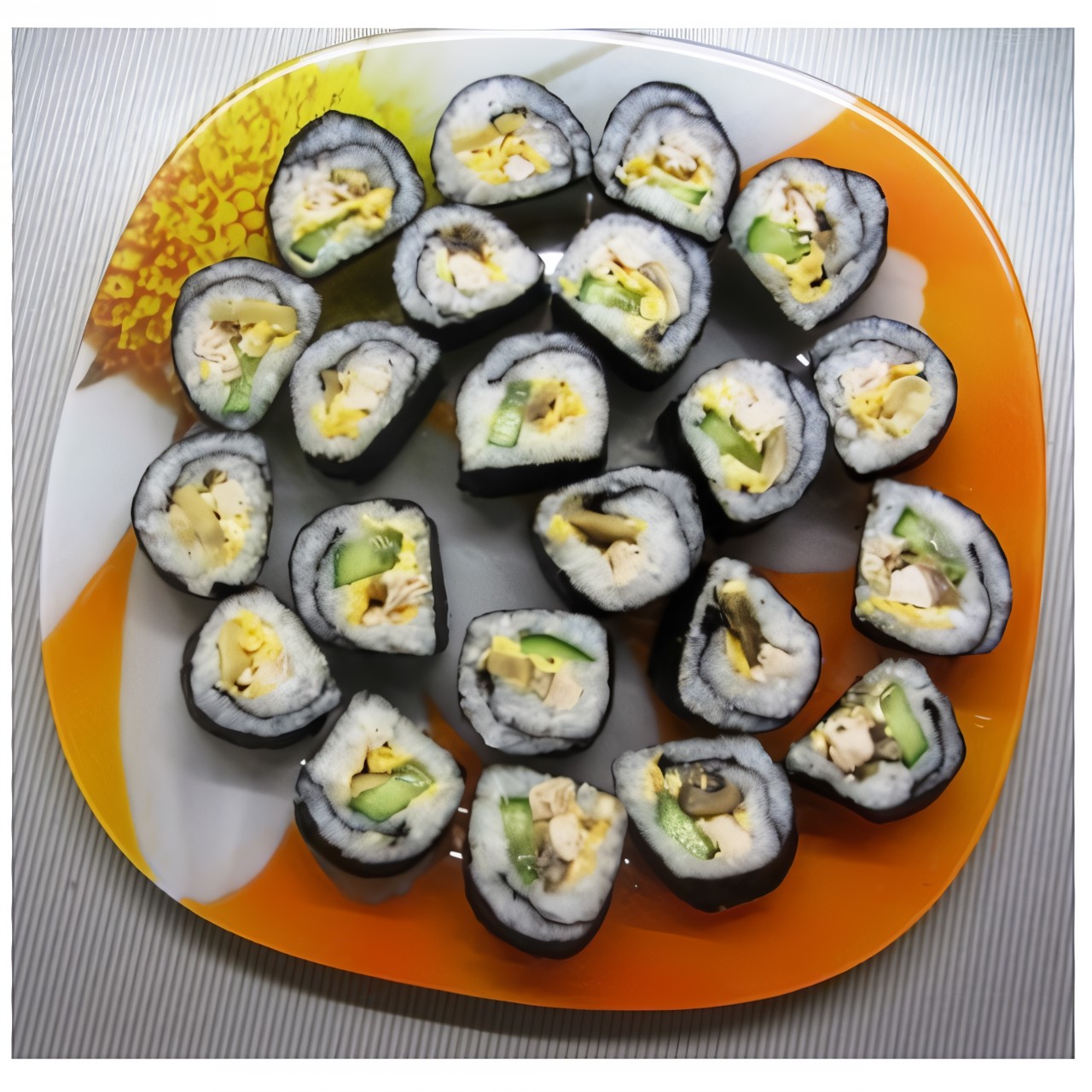 Теплые роллы с курицей, сыром и грибами