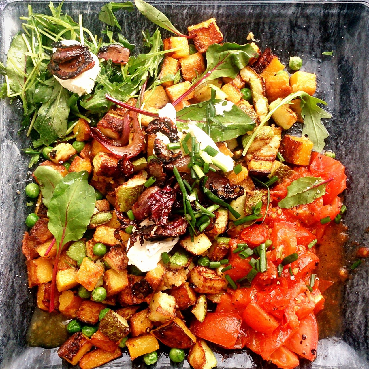 Теплый салат из тыквы сквош с зеленым горошком,  сливочным сыром и карамелизированным луком