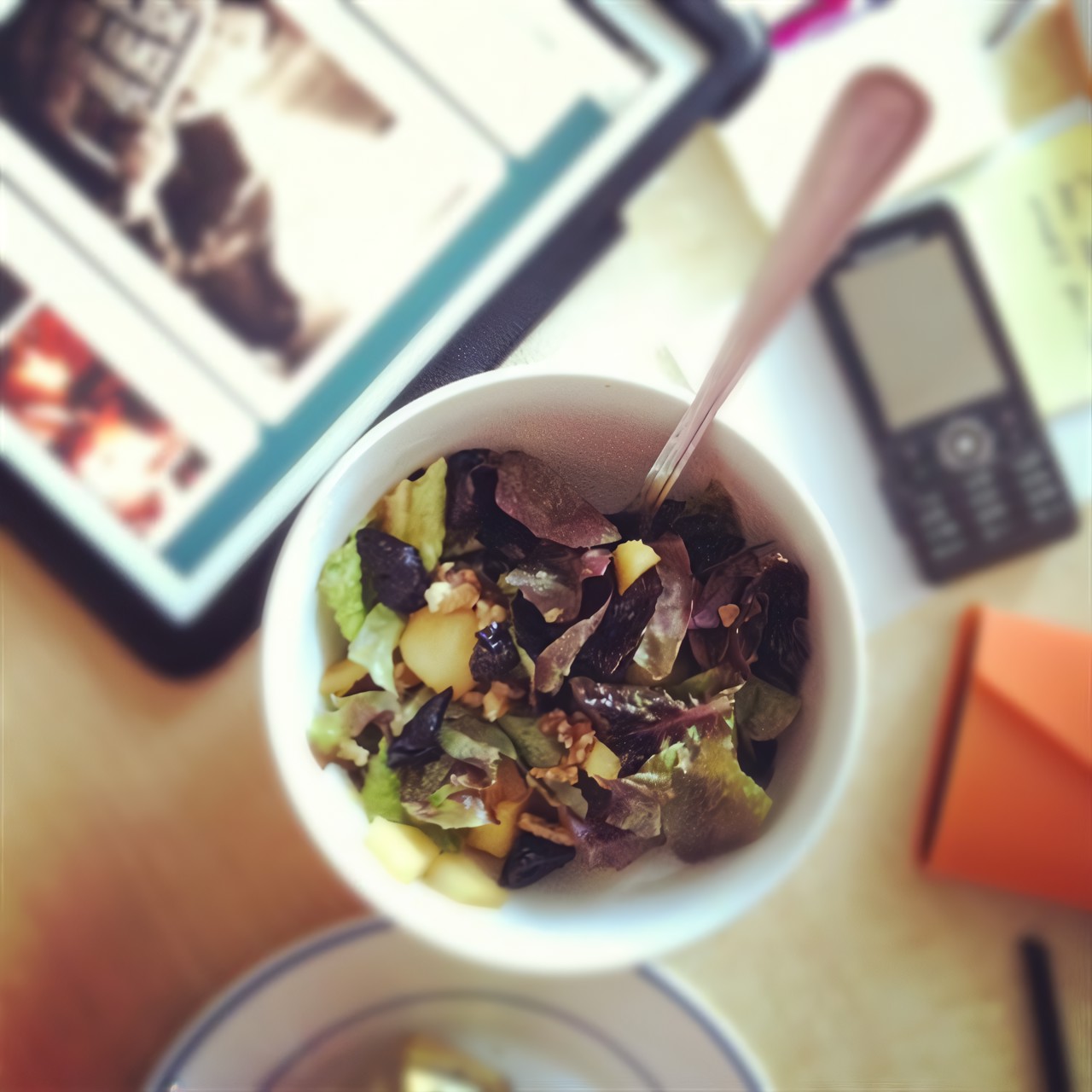 Теплый салат с яблоком