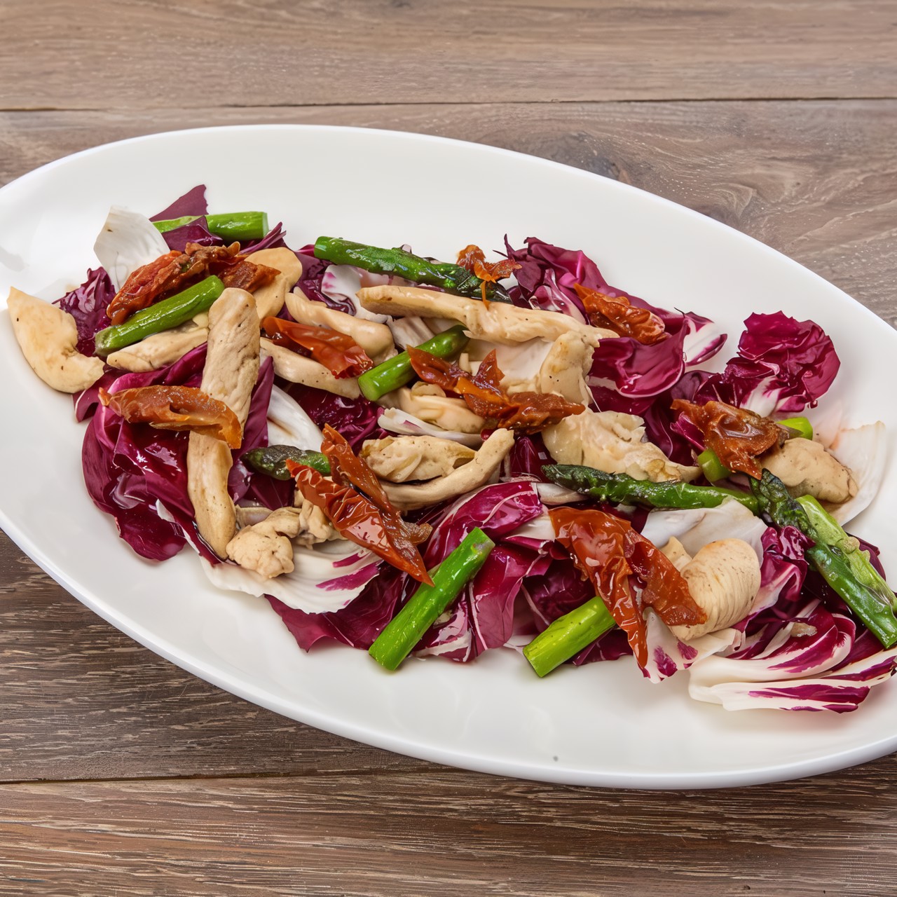 Теплый салат с курицей, спаржей и радиккьо