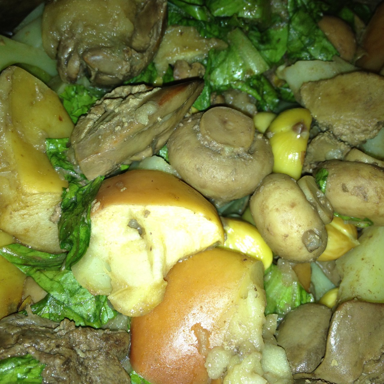 Теплый салат с куриной печенью и каштанами