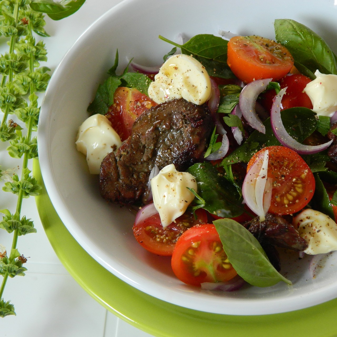 Теплый салат с куриной печенью и сливочным сыром