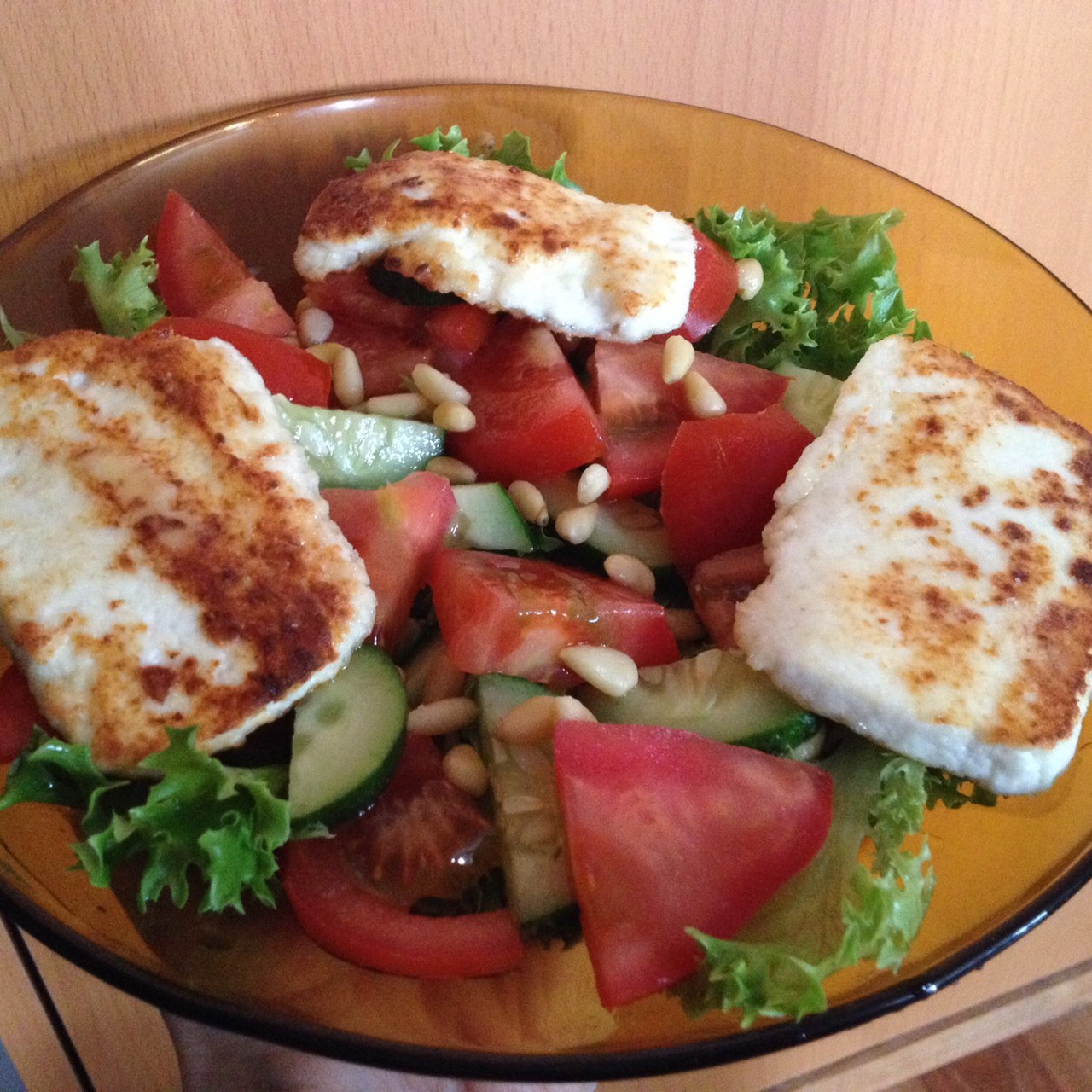 Теплый салат с жареным сыром