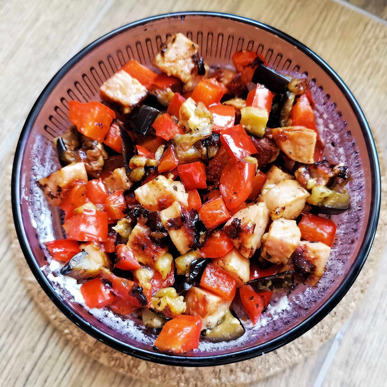 Теплый овощной салат с ветчиной