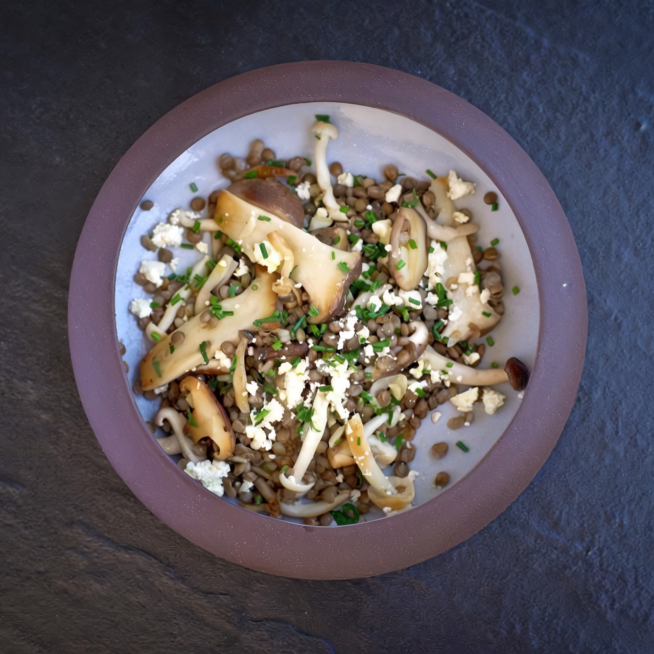 Теплый салат с грибами, чечевицей и сыром фета