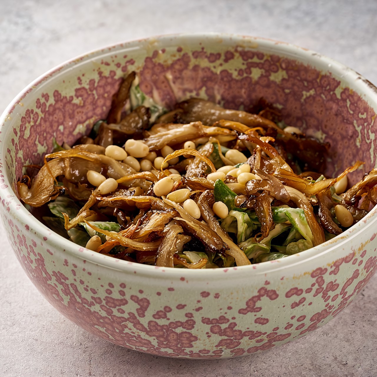 Теплый салат с грибами, шпинатом и ореховым соусом