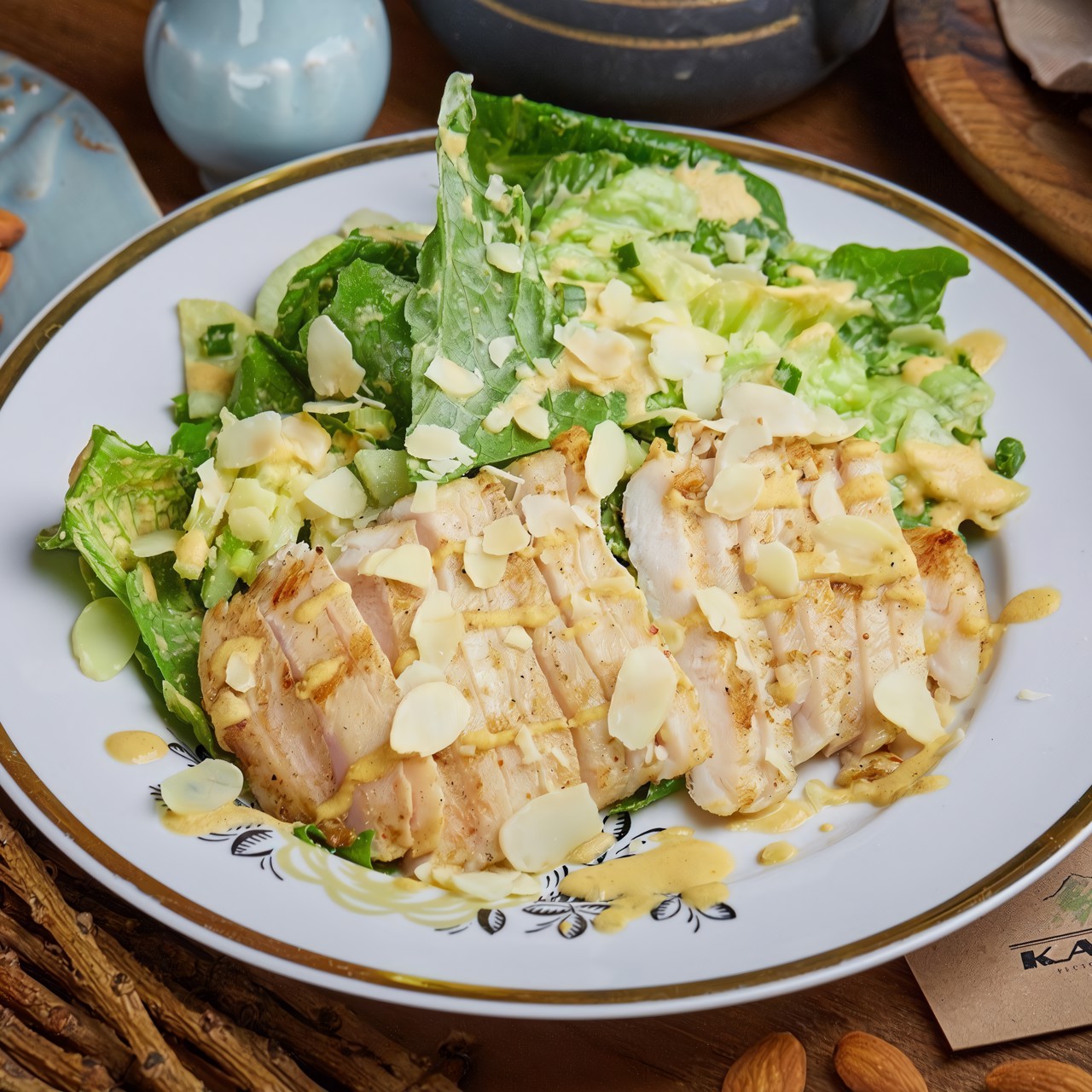 Теплый салат с курицей и баже из миндаля