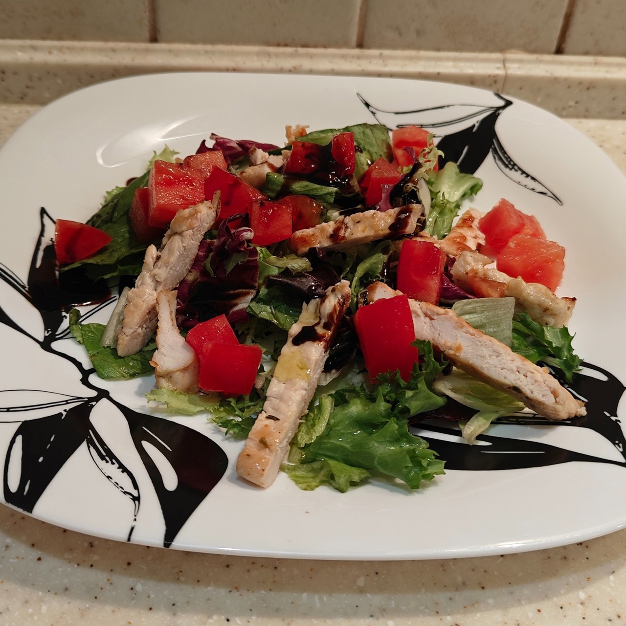 Теплый салат с курицей