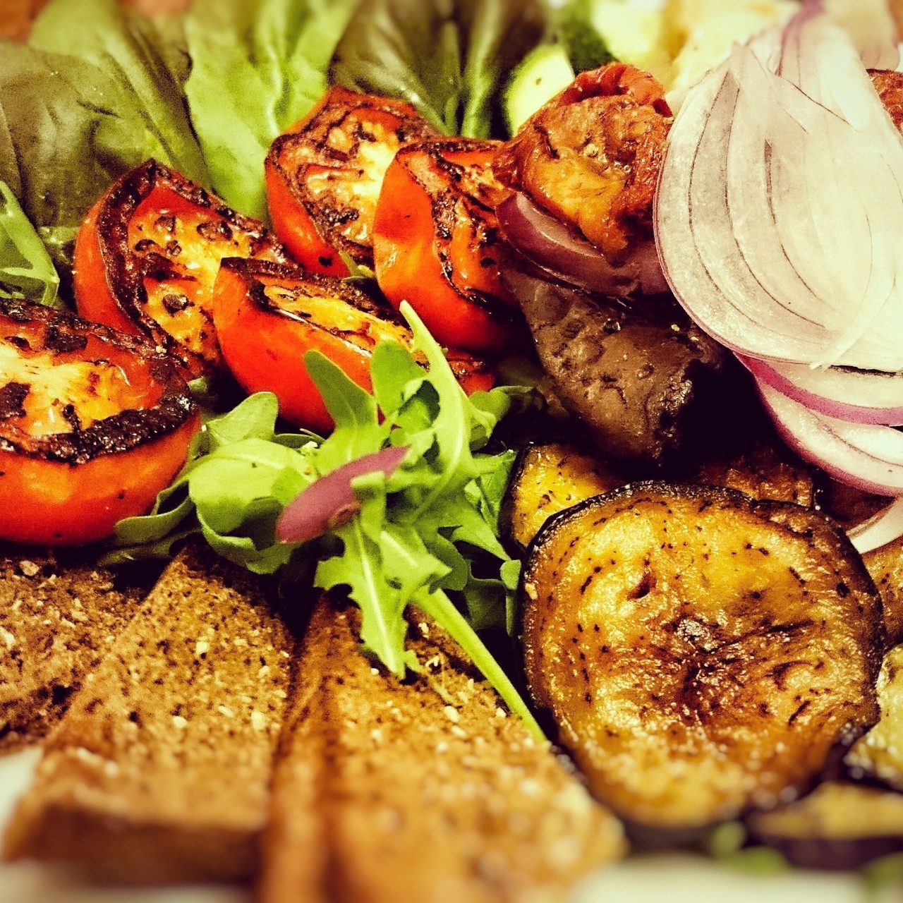 Теплый салат с овощами и печенью индейки