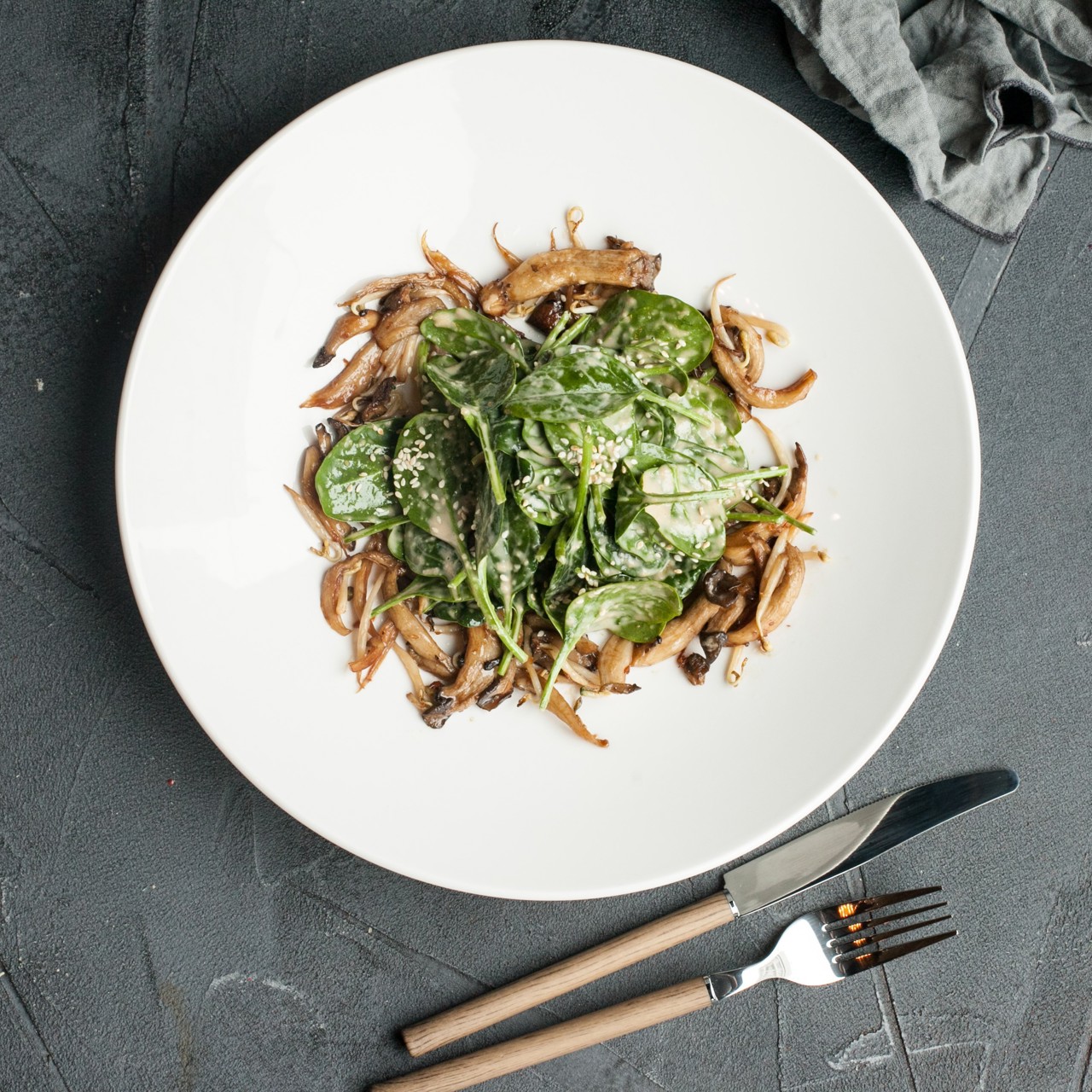 Теплый салат со шпинатом и вешенками