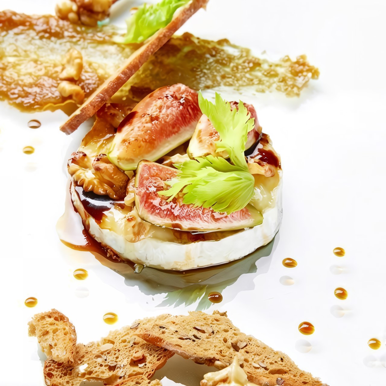 Теплый сыр камамбер с соусом унаги