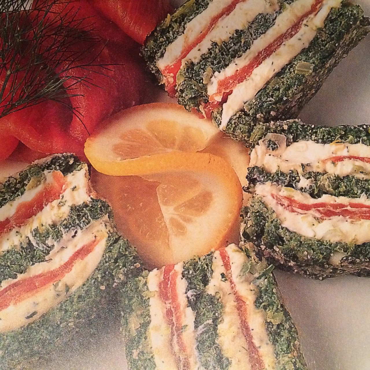 Террин со шпинатом, лососем и сыром