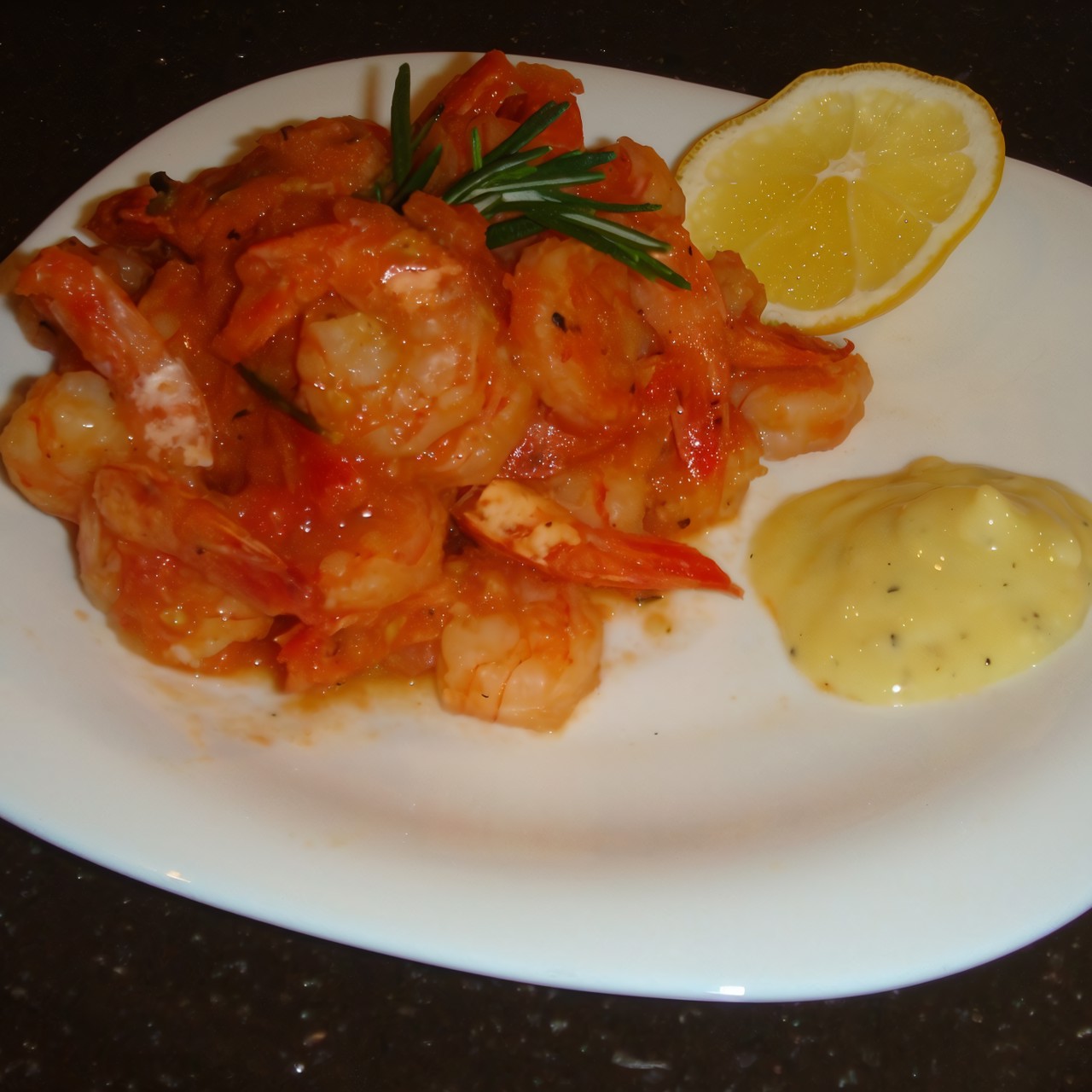 Тигровые креветки с томатами, чесноком и травами по рецепту ресторана «Колбасофф»