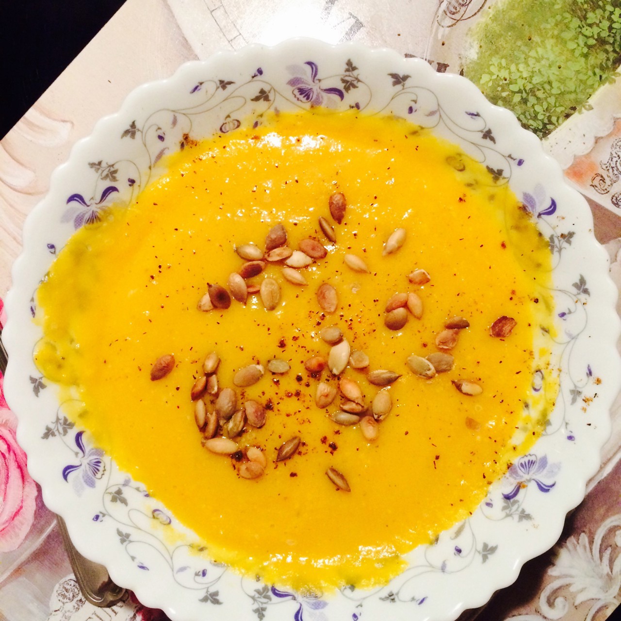 Тыквенный крем-суп картофелем и тыквенными семечками