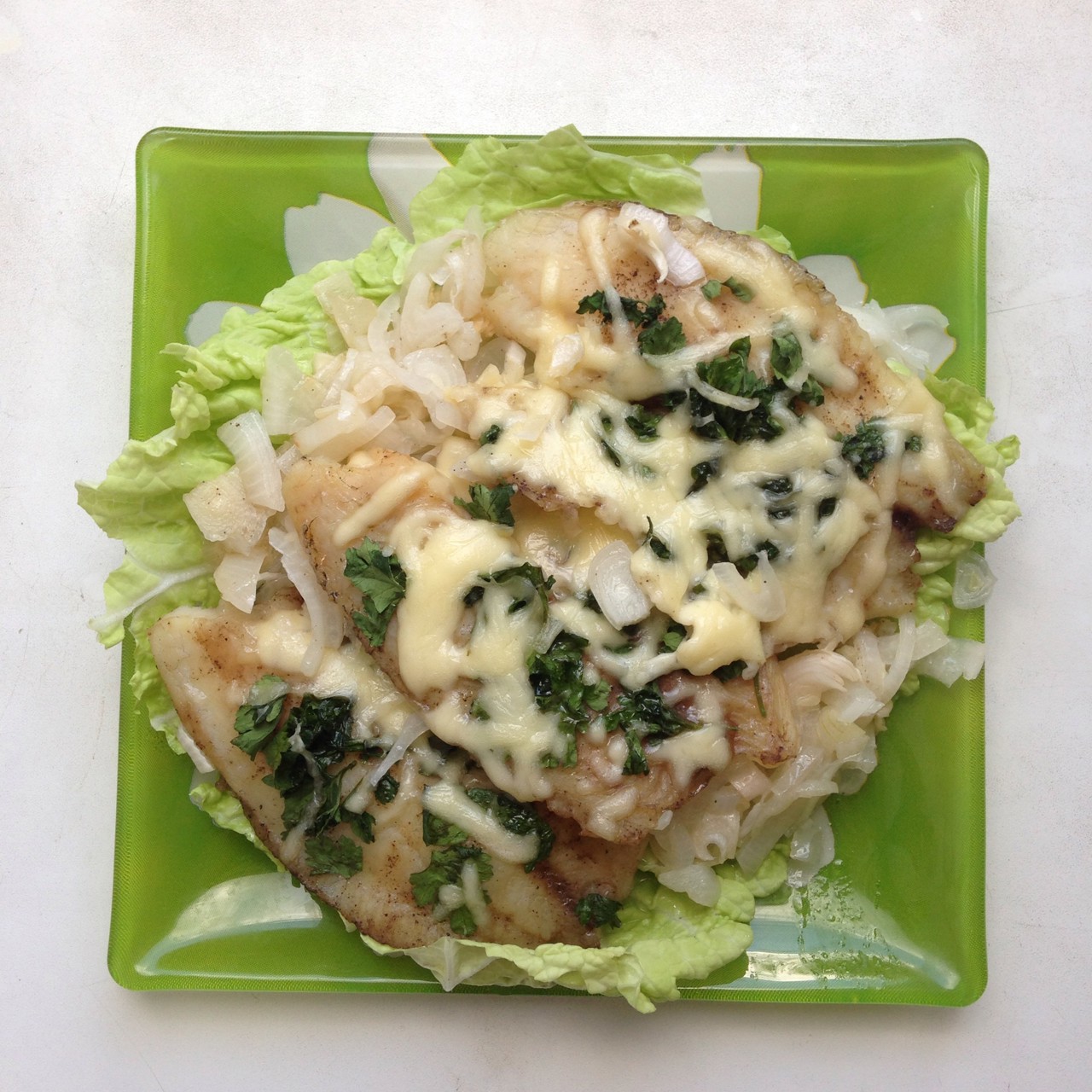 Тилапия, запеченная на луковой перине, под укропным одеялом